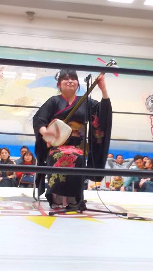 プロレスイベントで津軽三味線演奏